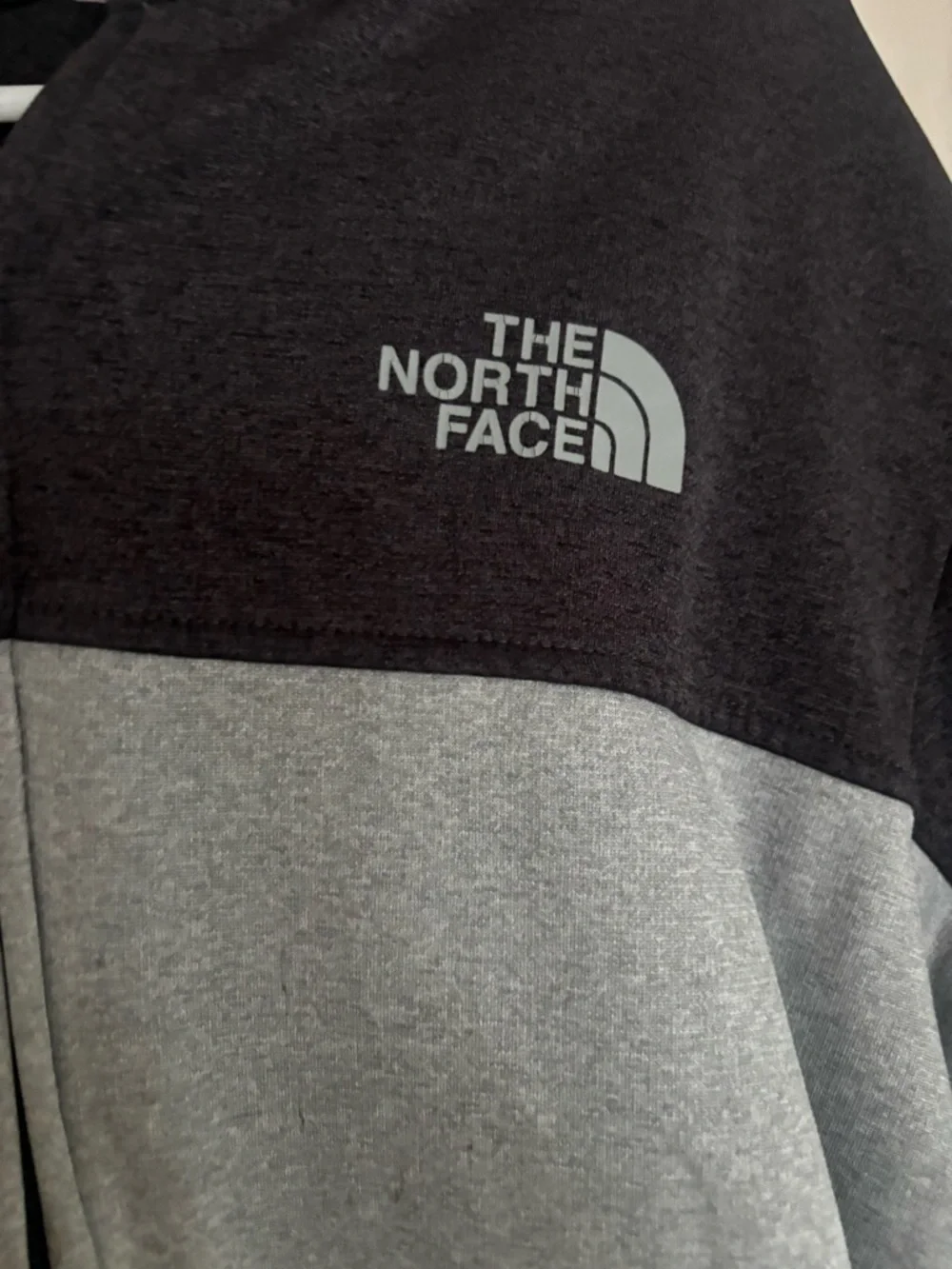 Men’s The North Face Black & Gray Zip Hoodie lightweight  size Large